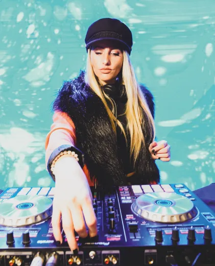 DJ